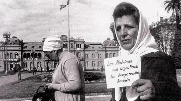 Delia Giovanola. La clebre foto tomada en una de las rondas en Plaza de Mayo en 1982, durante la Guerra de Malvinas