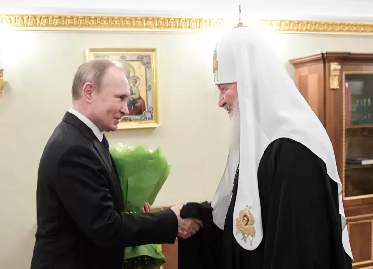 VladimirPutin con el patriarca de Mosc, Kirill.