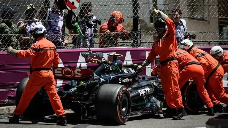 Lewis Hamilton sufri un accidente en los entrenamientos del GP de Mnaco (Photo by Jeff PACHOUD / AFP)