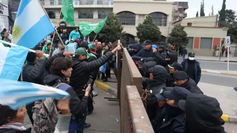Los manifestantes se enfrentaron a la polica en la Legislatura de Jujuy (Mariano Cicero)