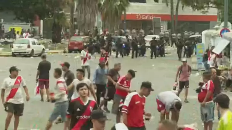 Se registran incidentes en el ingreso de los hinchas al estadio Monumental